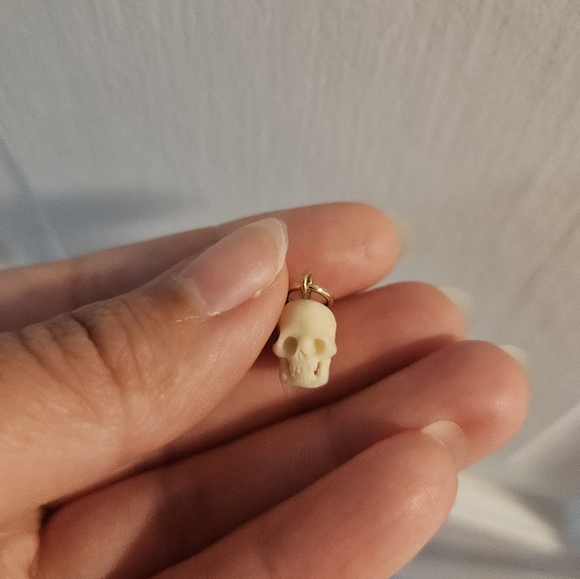 Carved Skull Charm - Picture 3 of 4